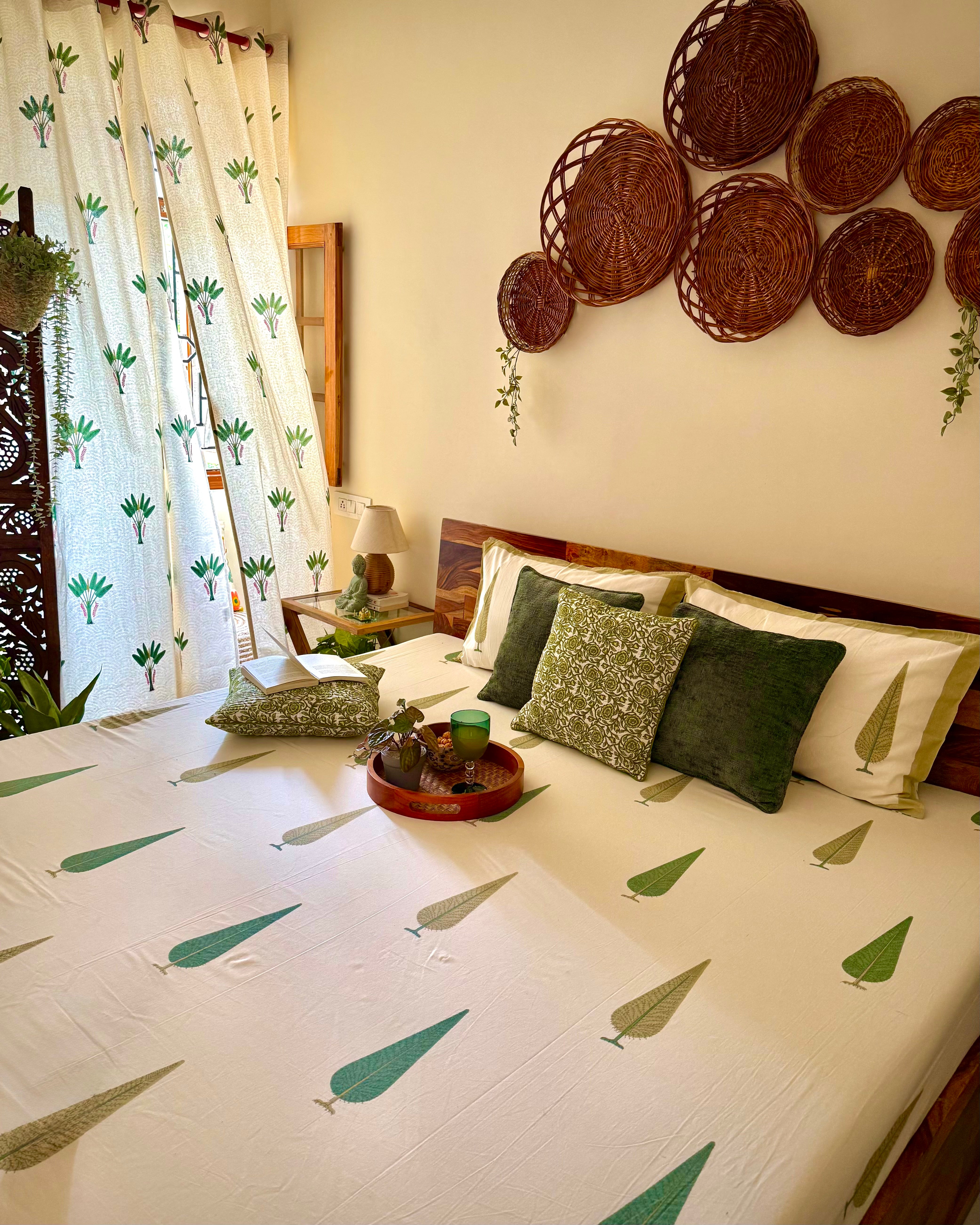 Pure cotton king size bedsheet with two pillow covers 100x108 inches