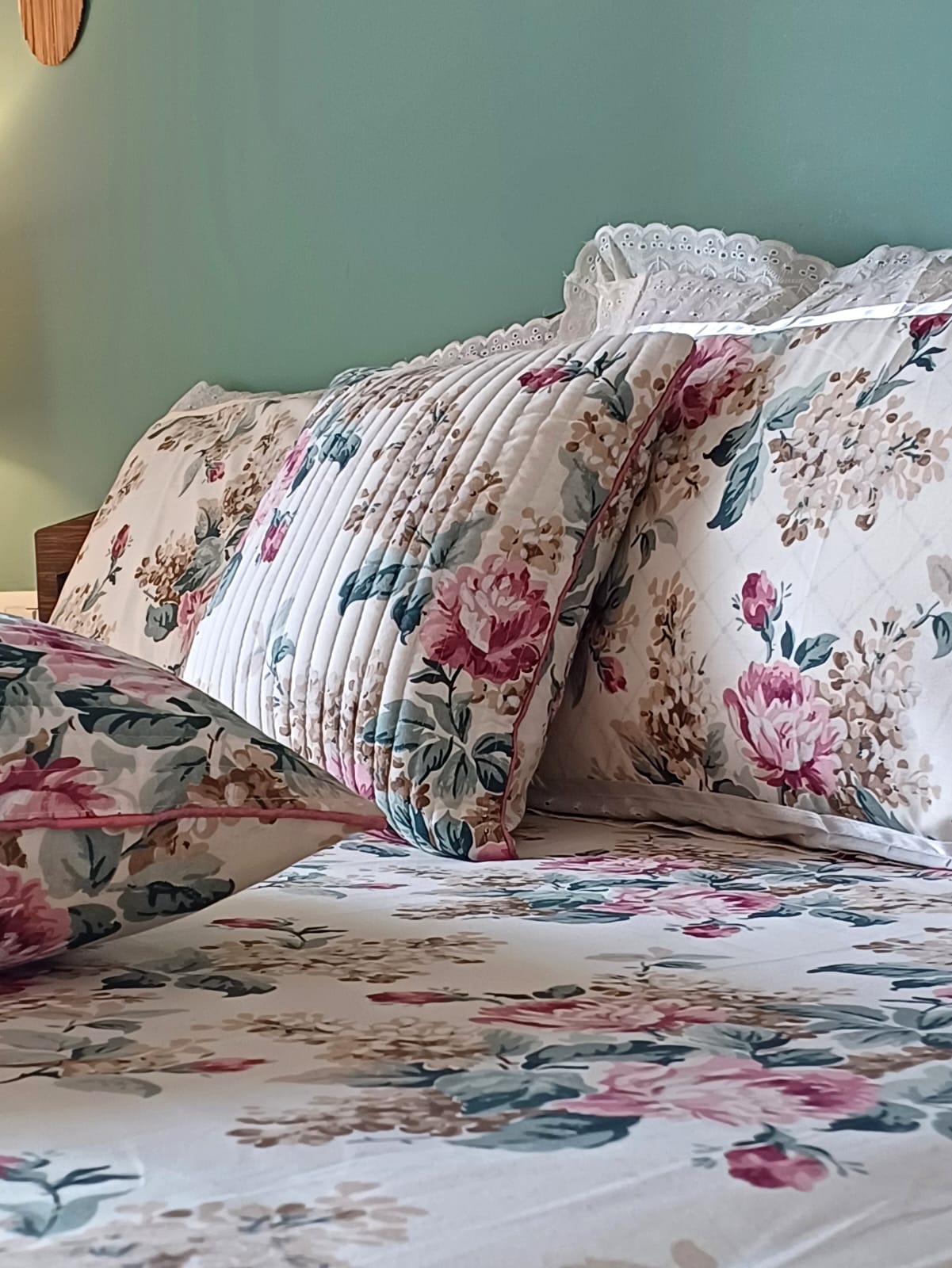 Pure cotton super king size bedsheets with 2 laced pillow covers (108x108 inches/9x9 feet)