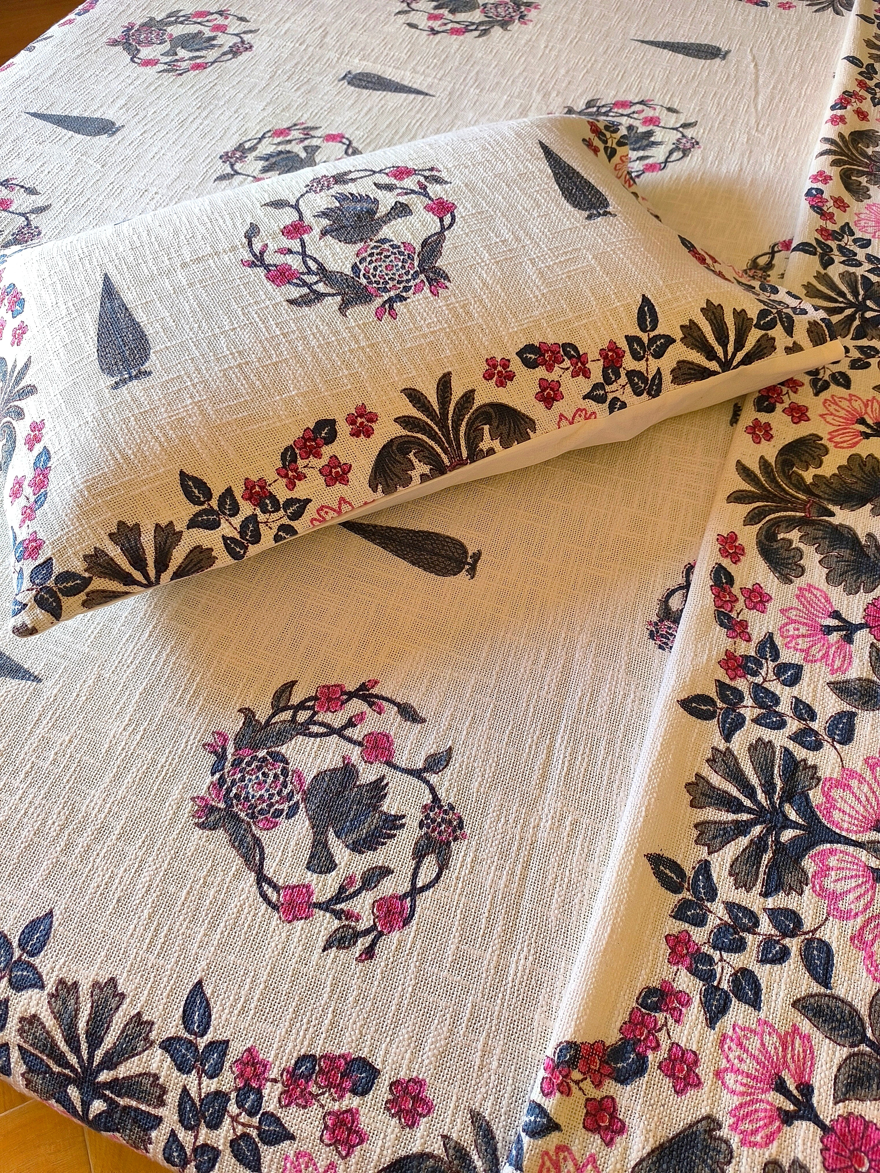 Pure TNT cotton printed double bedcover with 2 pillow covers (90x108 inches)