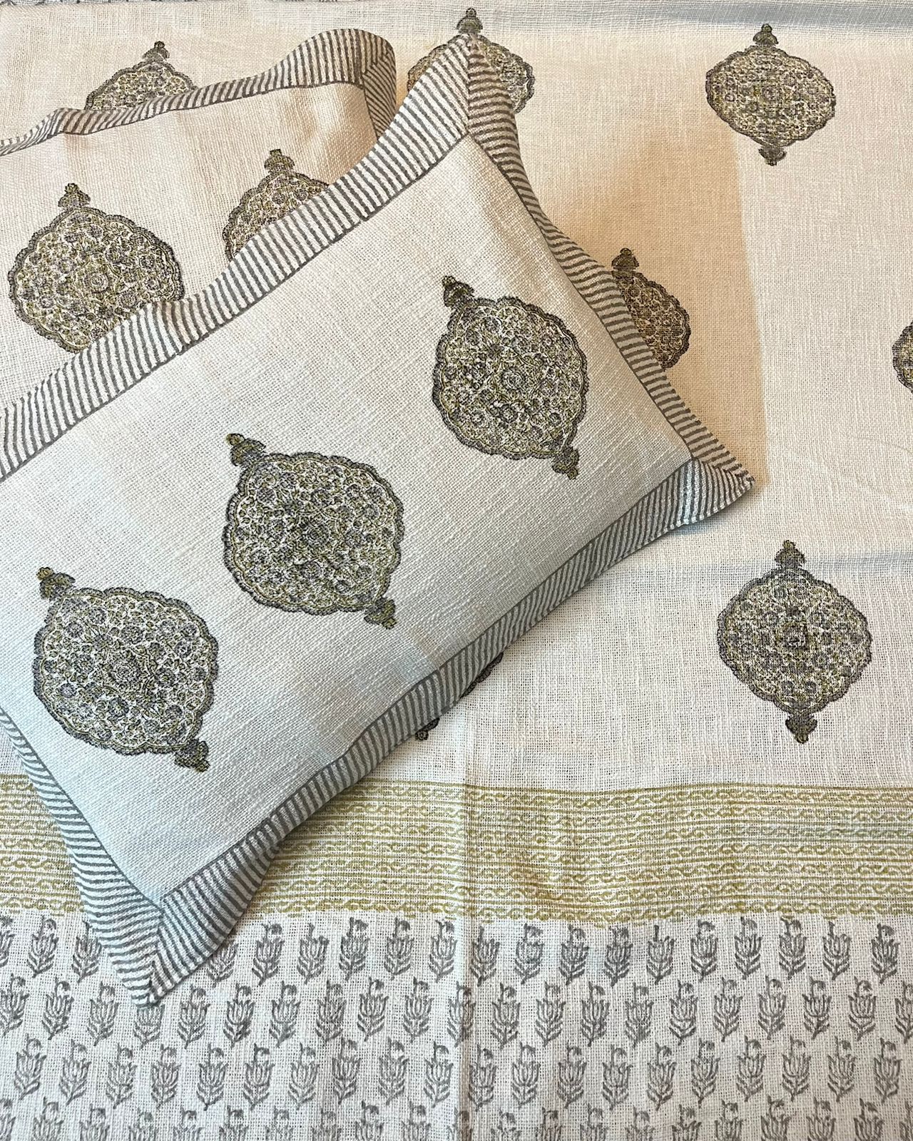 Jute cotton double bedcovers with two pillow covers (90x108 inches)