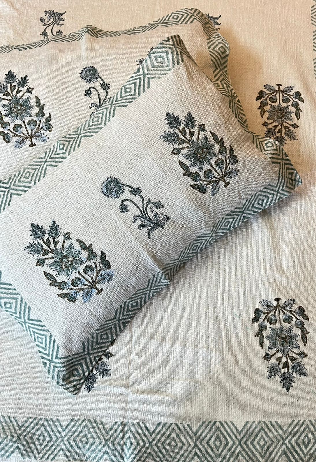 Jute cotton double bedcovers with two pillow covers (90x108 inches)