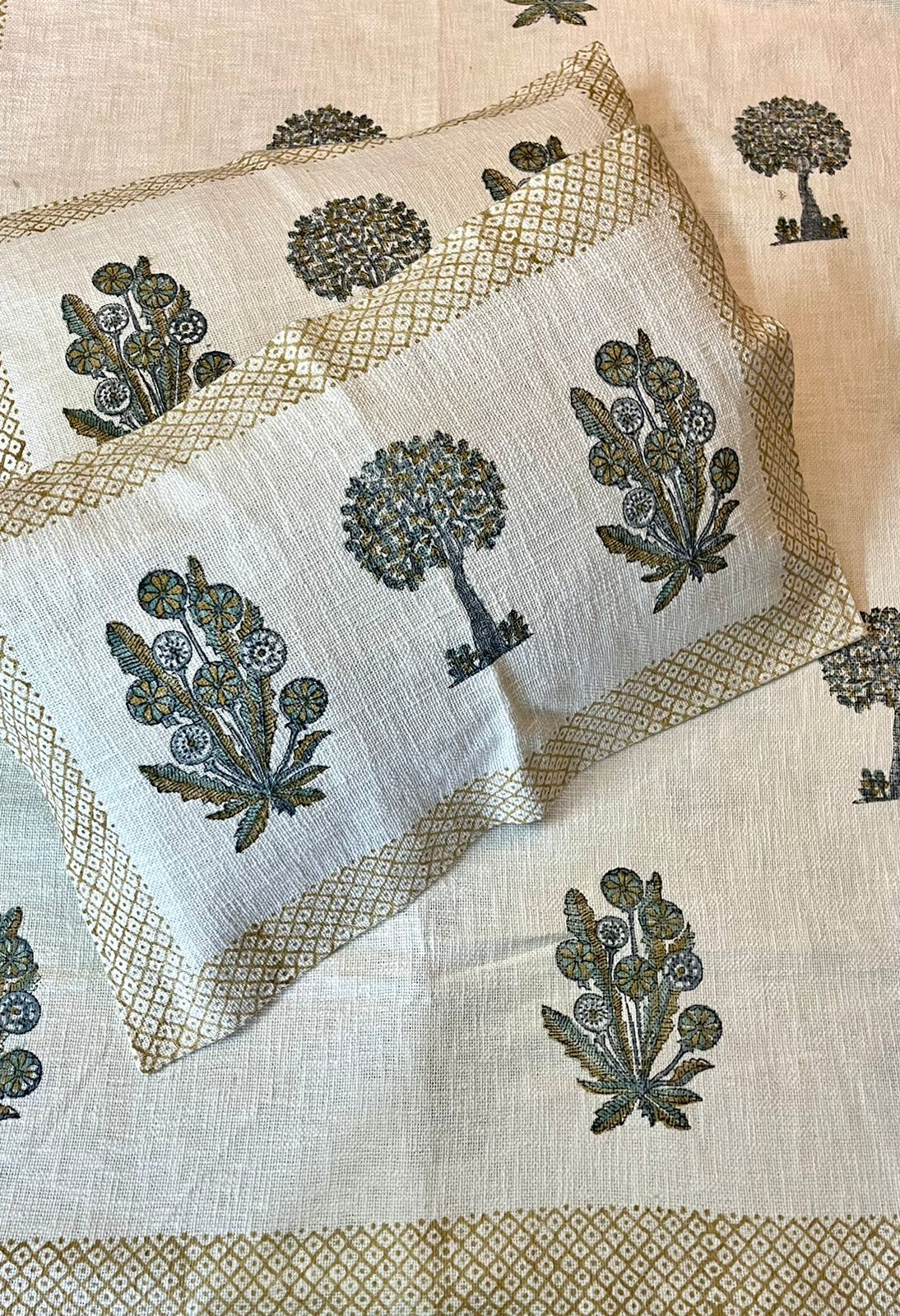 Jute cotton double bedcovers with two pillow covers (90x108 inches)