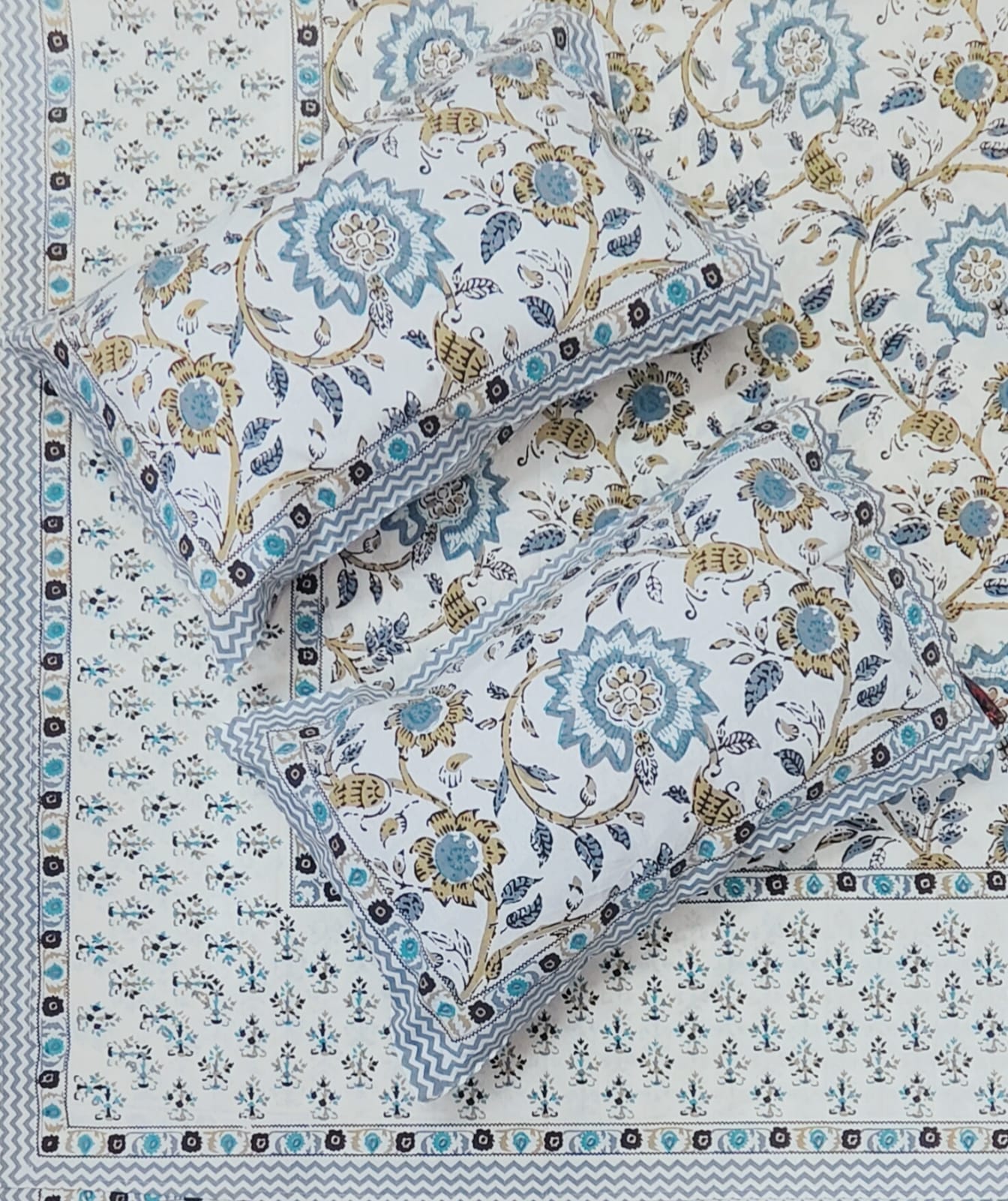 Pure cotton queen size bedsheet with two pillow covers (90x108 inches)