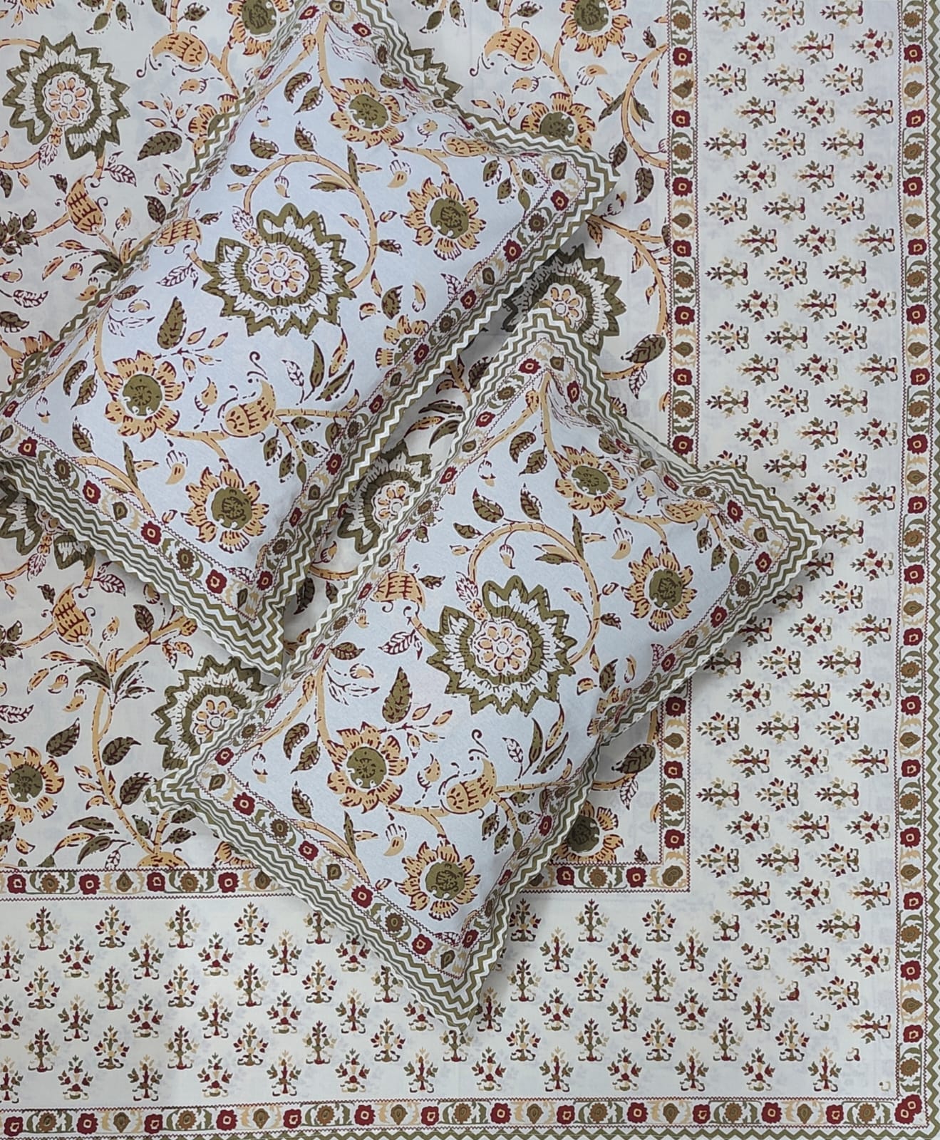 Pure cotton queen size bedsheet with two pillow covers (90x108 inches)