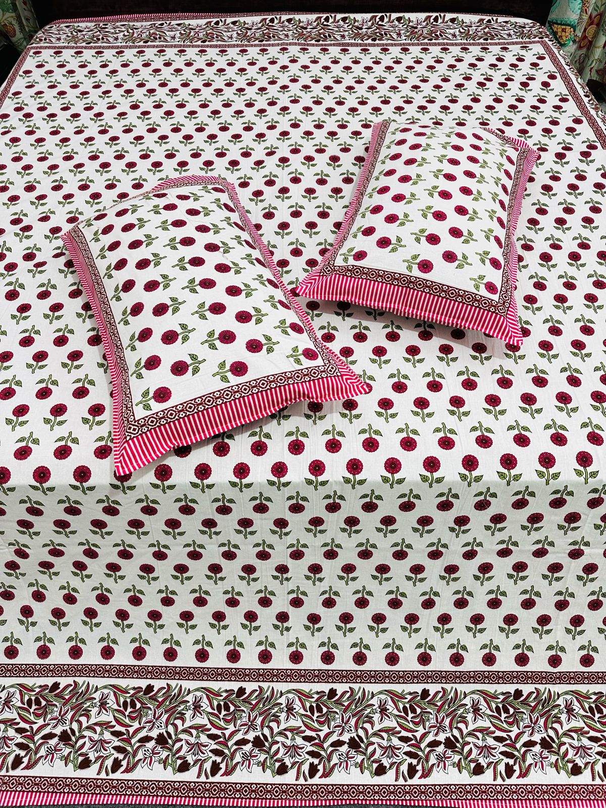 Pure cotton queen size bedsheet with two pillow covers (90x108 inches)