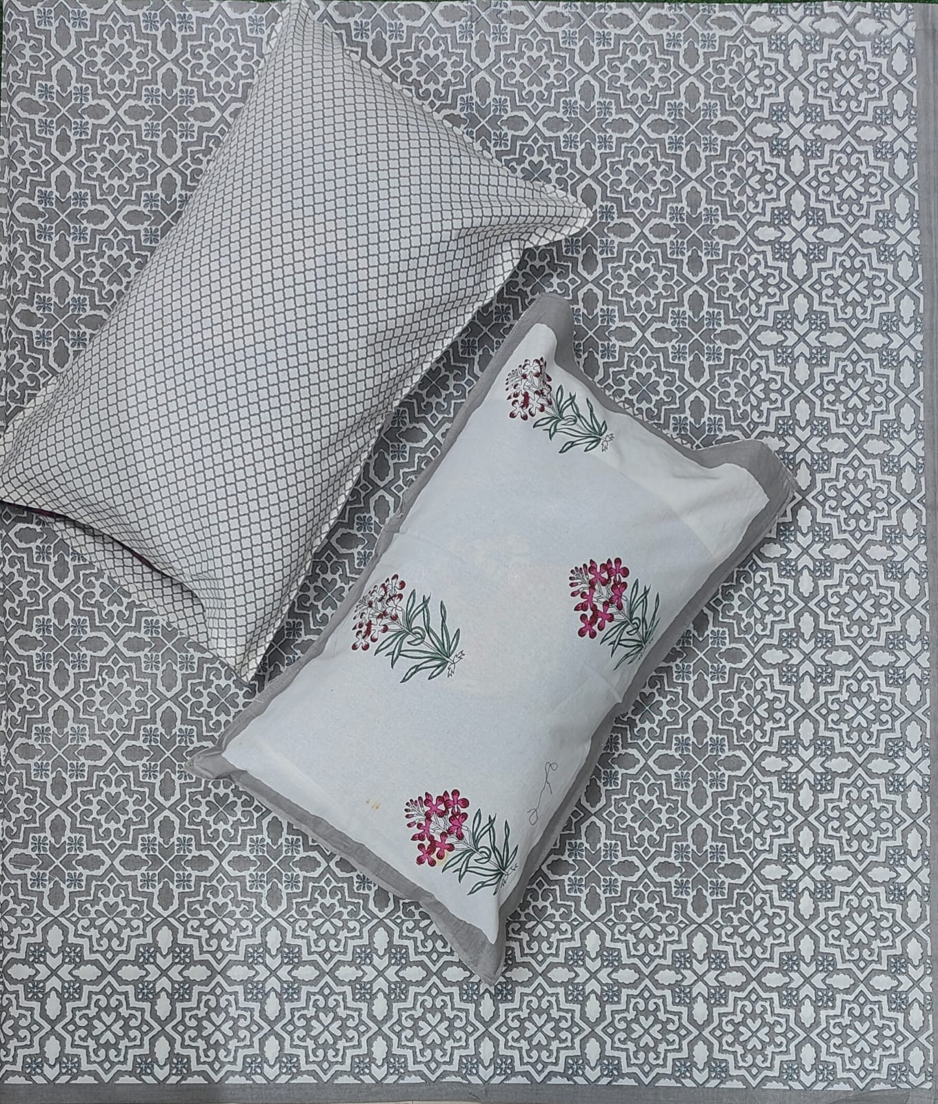 Pure cotton queen size bedsheet with two pillow covers (90x108 inches)