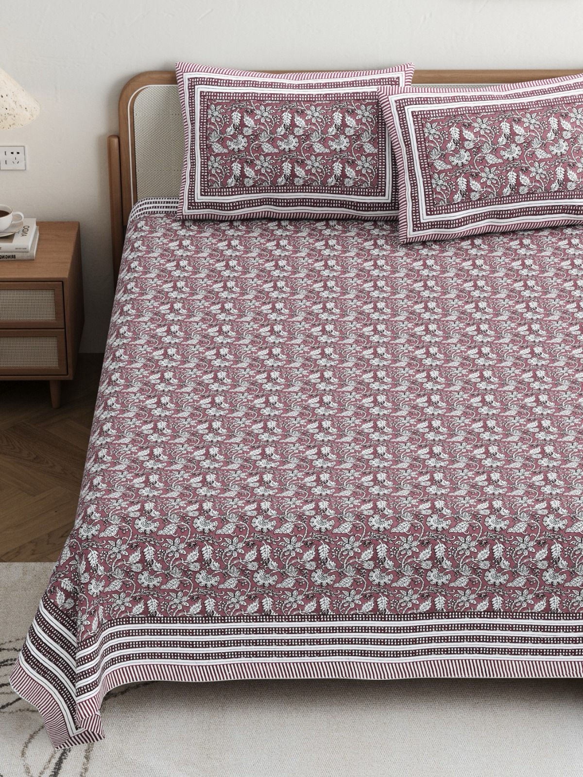 Pure cotton queen size bedsheet with two pillow covers (90x108 inches)