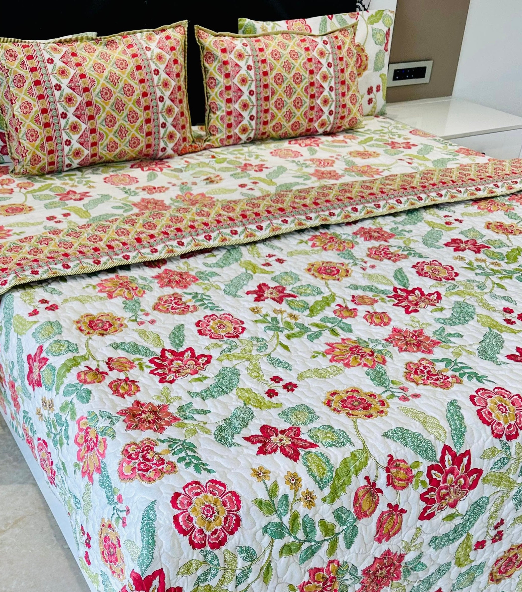 Pure cotton 6 piece bedsheet and quilted bedcover king size combos