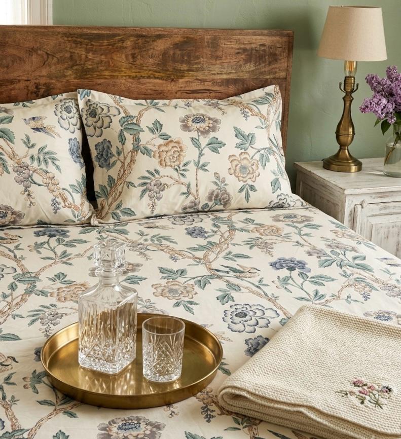 Pure cotton king size bedsheet with two pillow covers 100x108 inches