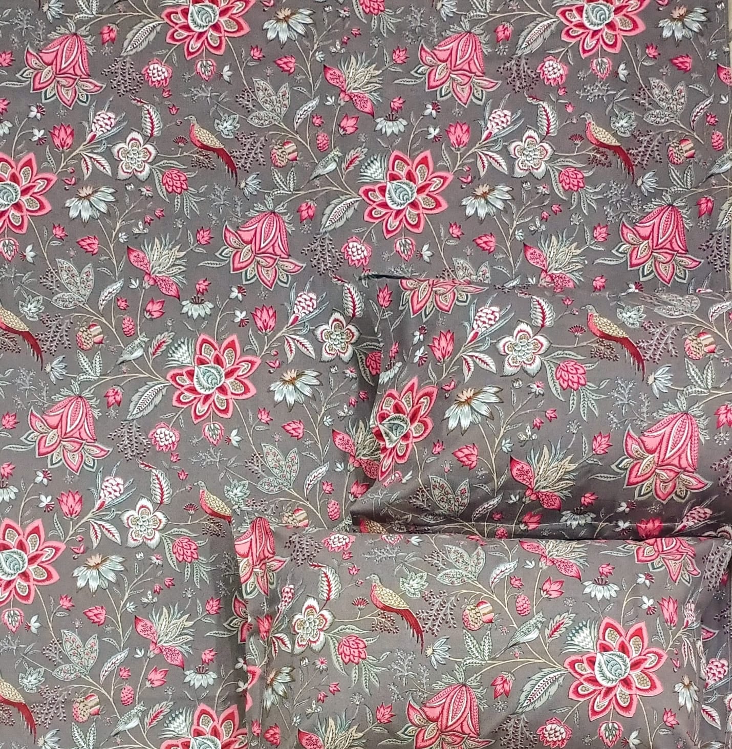 Pure cotton king size bedsheet with two pillow covers 100x108 inches
