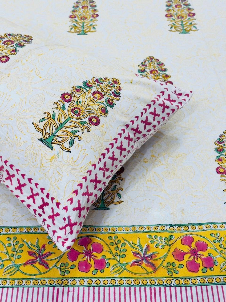 Pure cotton handblock printed king size bedsheet with 2 pillow covers (100x108 inches)