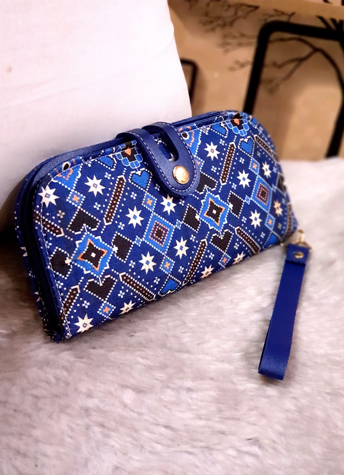 Printed fabric womens multicoloured clutch (8x4 inches)